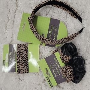 3 piece set, one scrunchie, one small knot headband and one snap clip /blk
